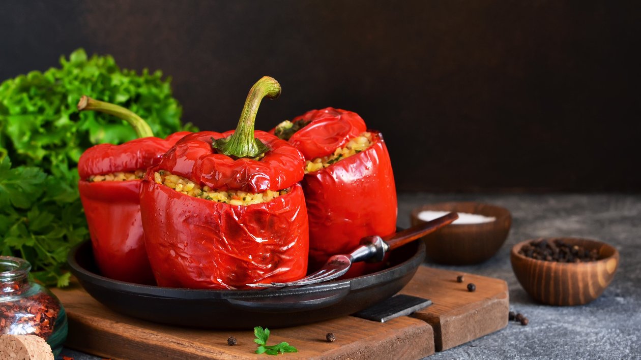 Pečené plnéné farebné papriky v paradajkovej omáčke – - Recept