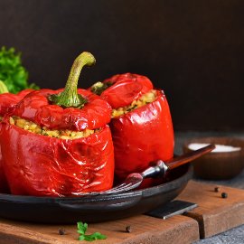 Pečené plnéné farebné papriky v paradajkovej omáčke Pečené plnéné farebné papriky v paradajkovej omáčke