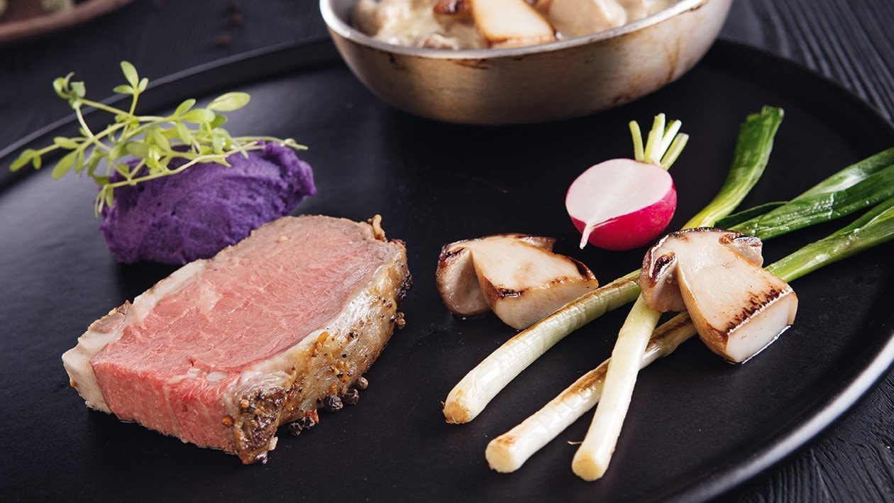 Pečený entrecôte (vysoká roštenka) s hríbikmi na smotane – - Recept