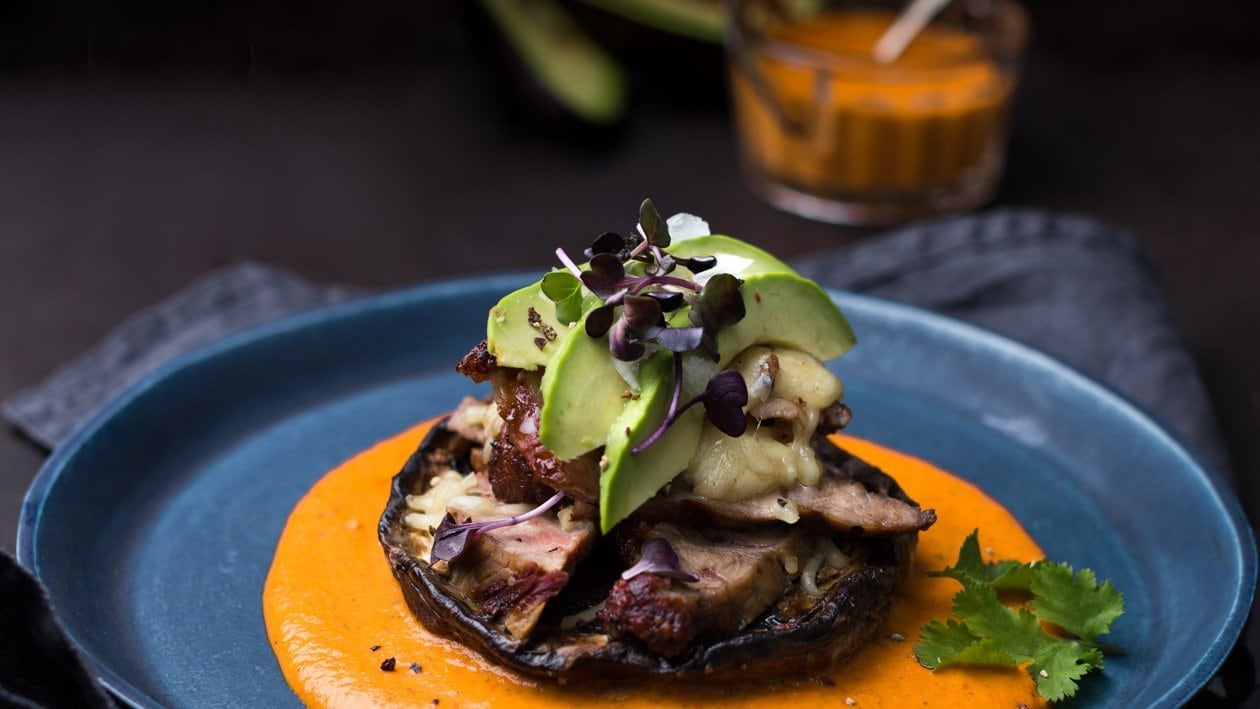 Portobello plnené steakom s krémovou omáčkou z pečených paprík – - Recept