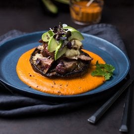 Portobello plnené steakom s krémovou omáčkou z pečených paprík