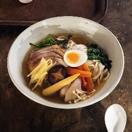 Ramen polievka s mäsom a tekutým vajcom Ramen polievka s mäsom a tekutým vajcom