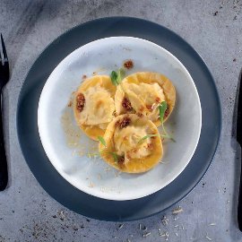 Ravioli s kačicou a maslovou omáčkou s parmezánom a citrónom