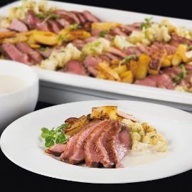 Údené kačacie prsia s chrenovou omáčkou a opekaným karfiolom