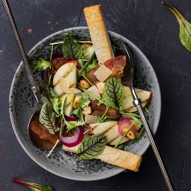 Šalát s grilovanými jablkami, mizunou a marinovanou červenou cibuľou