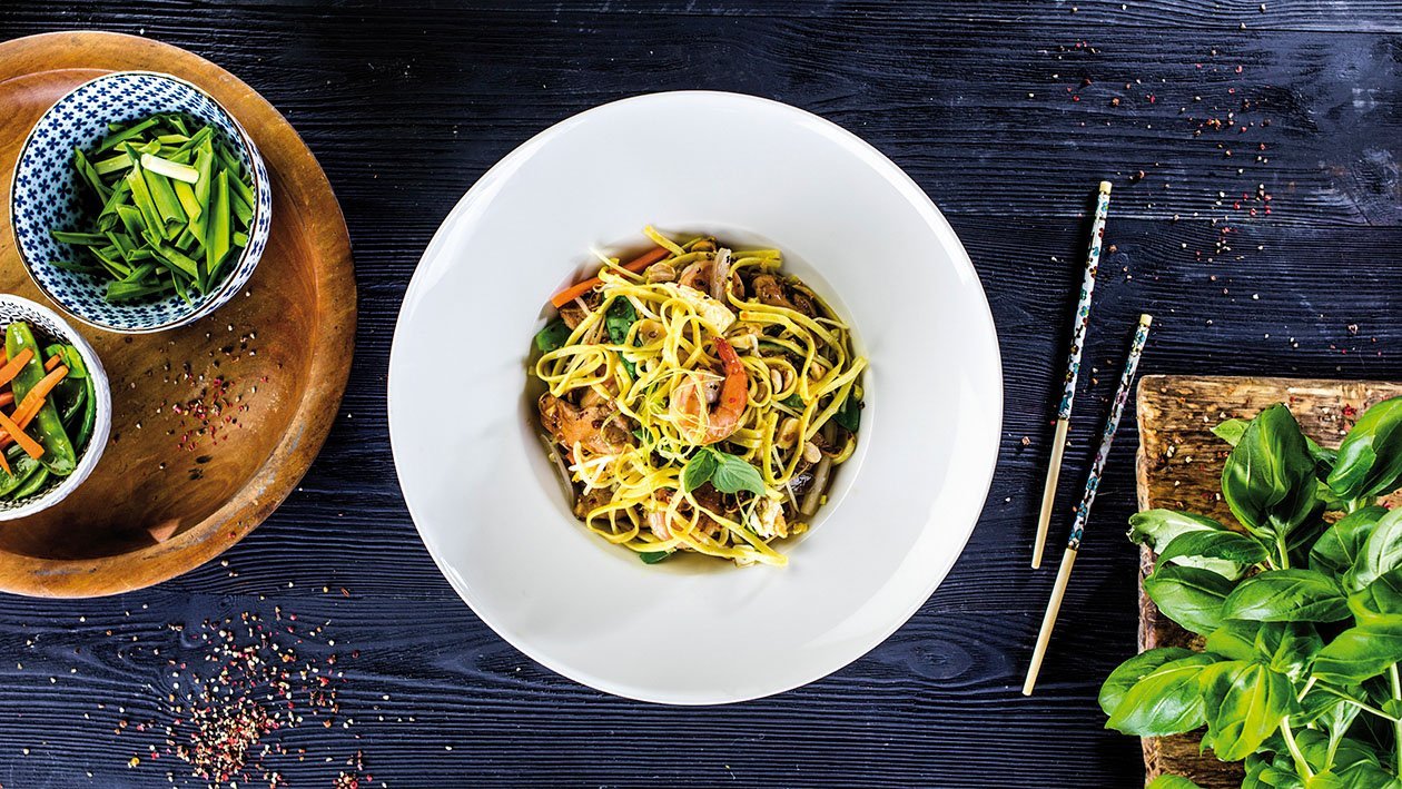 Cestoviny stir-fry s kuracím mäsom a krevetami – - Recept
