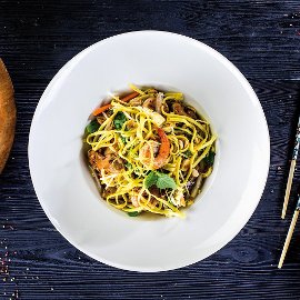 Cestoviny stir-fry s kuracím mäsom a krevetami Cestoviny stir-fry s kuracím mäsom a krevetami
