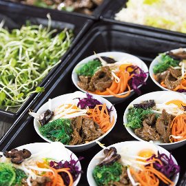 Bibimbap – hovädzie mäso na kórejský spôsob so zeleninou a s vajcom Bibimbap – hovädzie mäso na kórejský spôsob so zeleninou a s vajcom