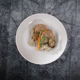 Bravčová pečienka s chorizom, hubovou omáčkou a šedými rezancami