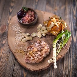 Grilovaná krkovička, pečené sladké zemiaky, slivková salsa