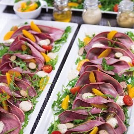 Hovädzí jazyk v medovo-horčicovej omáčke s citrusmi a rukolou