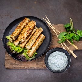 Kebab na špíze s mätovou omáčkou a arabským chlebom Kebab na špíze s mätovou omáčkou a arabským chlebom