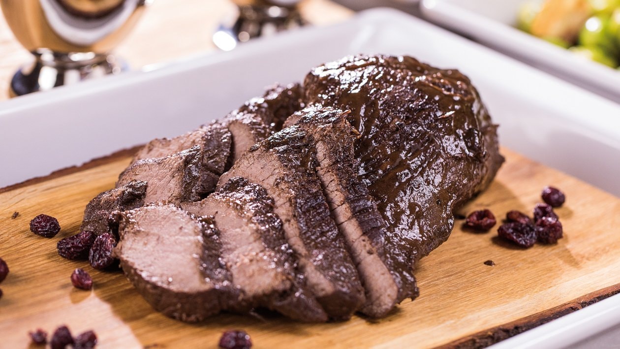 Pečené mäso z jeleňa s brusnicovou omáčkou | Recept – - Recept
