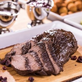 Pečené mäso z jeleňa s brusnicovou omáčkou | Recept