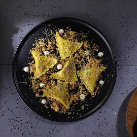 Pirohy s udeným mäsom , dusenou kapustou a Créme fraiche Pirohy s udeným mäsom , dusenou kapustou a Créme fraiche