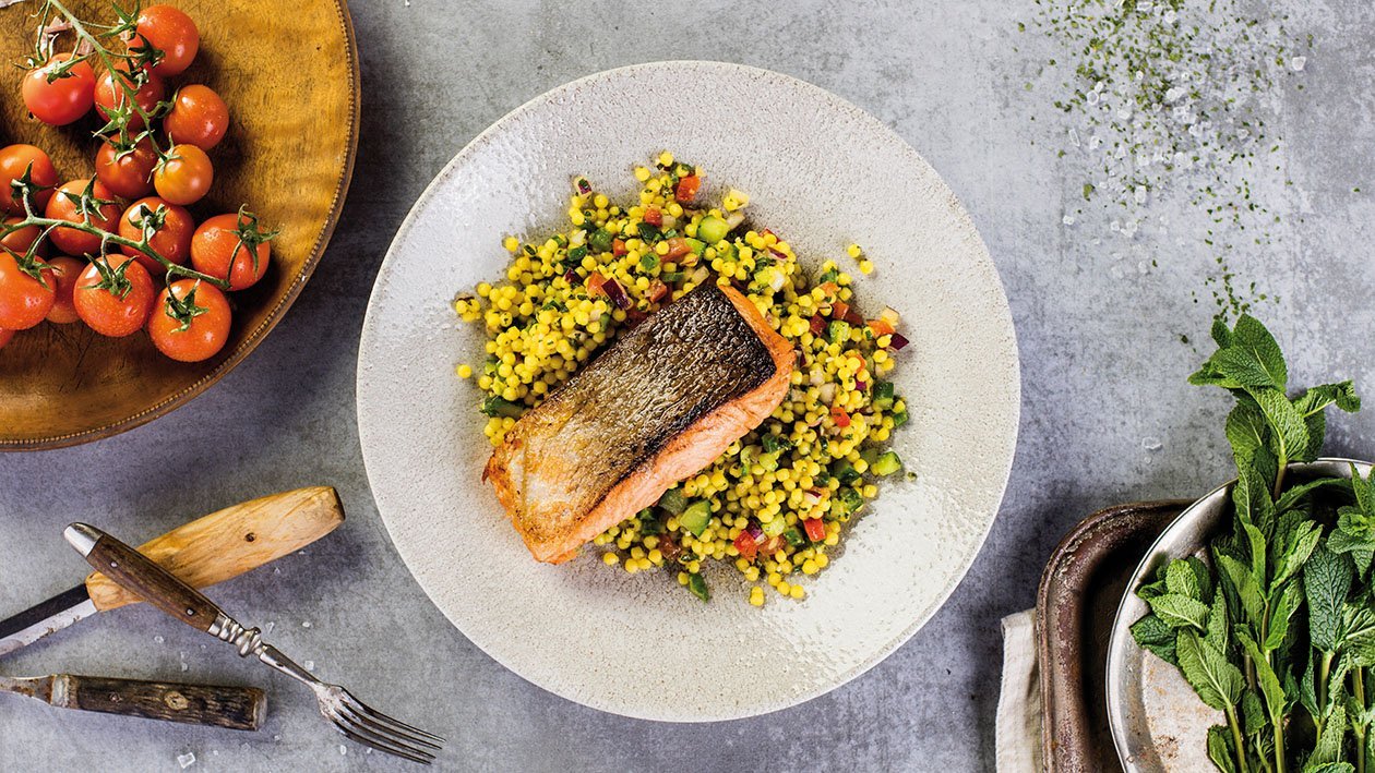 Libanonský šalát Tabbouleh s grilovaným lososom – - Recept