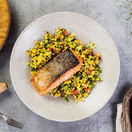 Libanonský šalát Tabbouleh s grilovaným lososom Libanonský šalát Tabbouleh s grilovaným lososom
