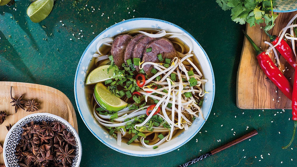 Vietnamská polievka Pho s ryžovými rezancami a hovädzím mäsom – - Recept