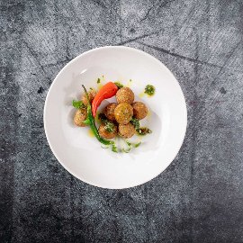 Chrumkavý falafel z karfiolu s chimichurri omáčkou Chrumkavý falafel z karfiolu s chimichurri omáčkou