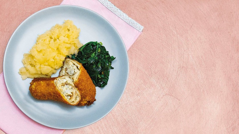 Vyprážané rizolety plnené karfiolom, s listovým špenátom a pučenými zemiakmi – - Recept
