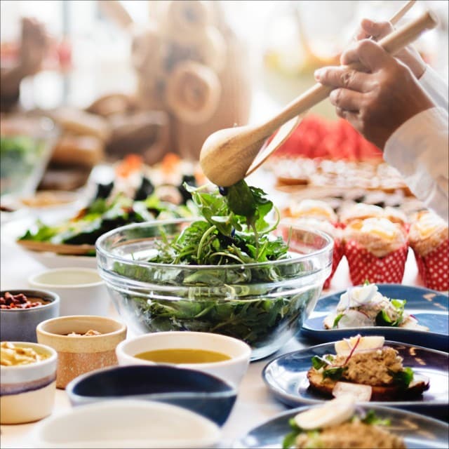 Čerstvý šalát počas celej akcie