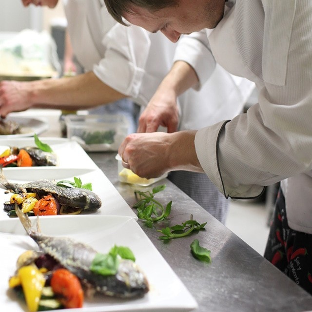 Pomôcky, ktoré potrebujete na zdobenie a dekorovanie jedla